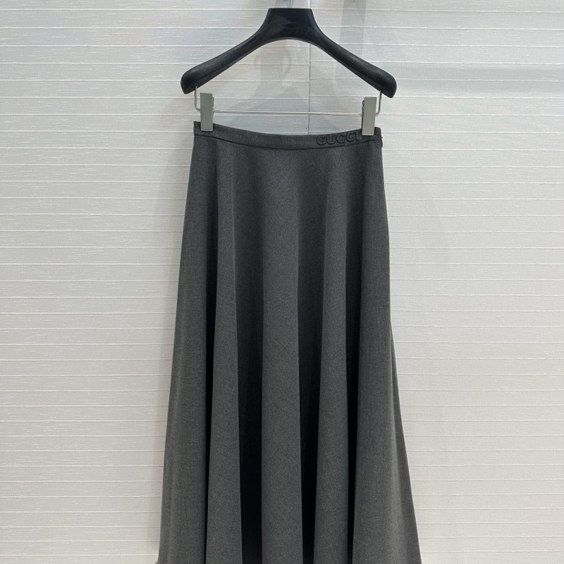 G*u*i skirts